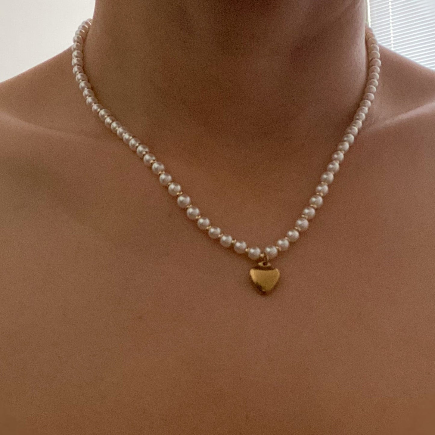 Collar con forma de corazón de perlas y adornos dorados