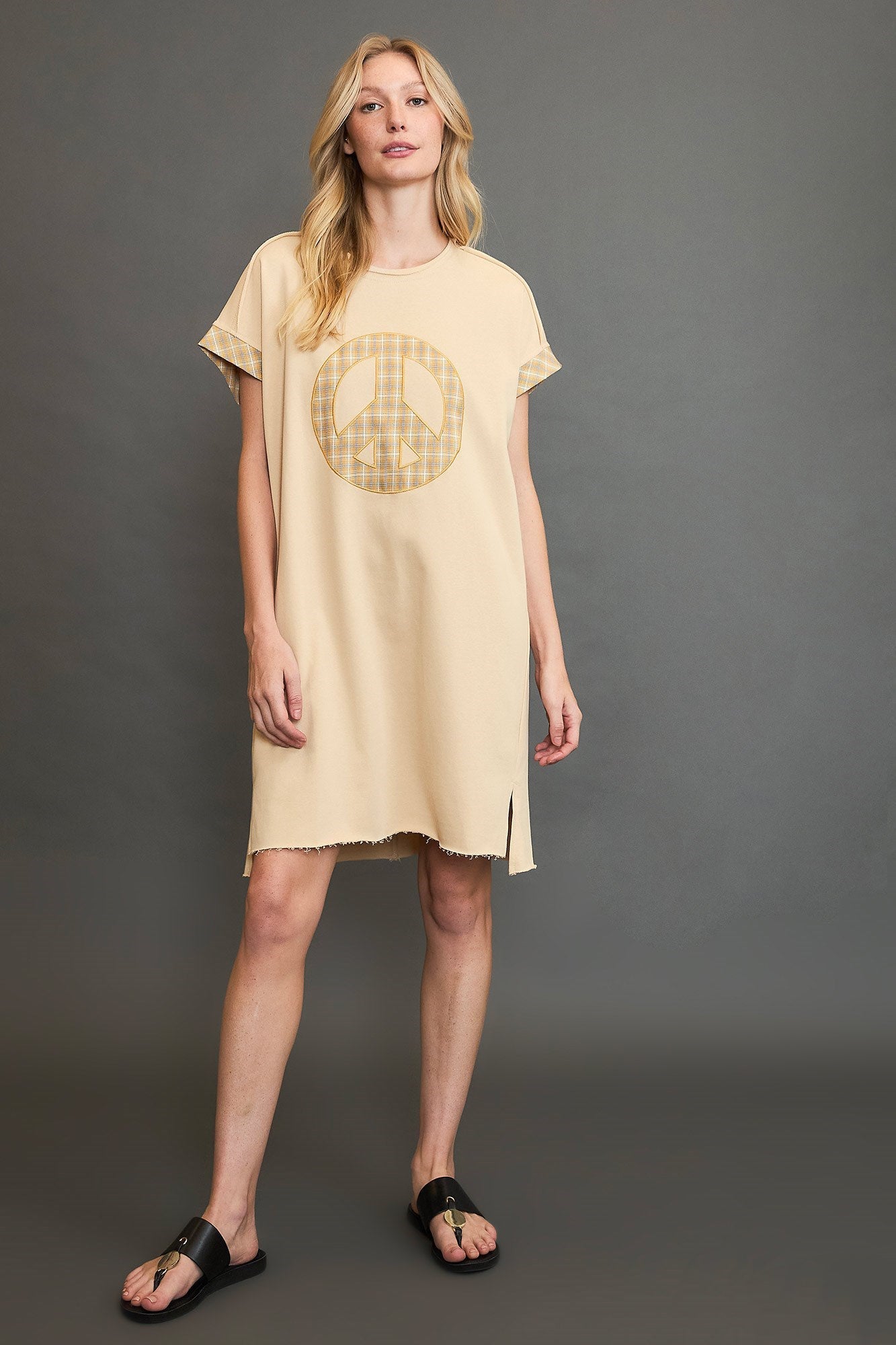 Vestido corto de manga corta con apliques de cuadros escoceses de Umgee Peace