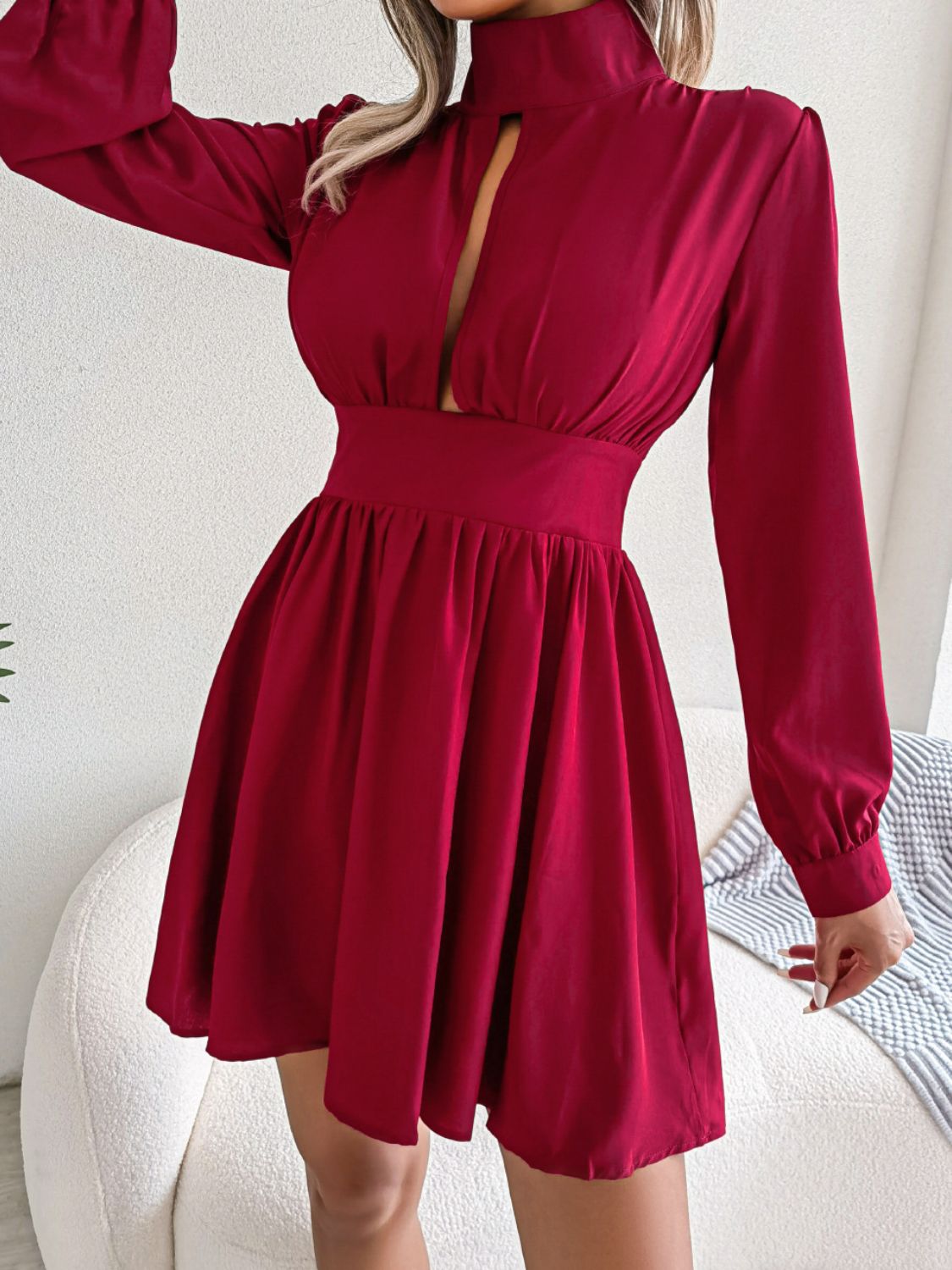 Vestido mini de corte A con cuello alto y aberturas