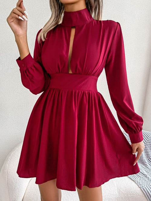 Vestido mini de corte A con cuello alto y aberturas