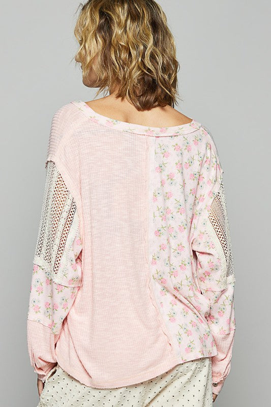 Blusa con cuello en V y parche de crochet floral de POL