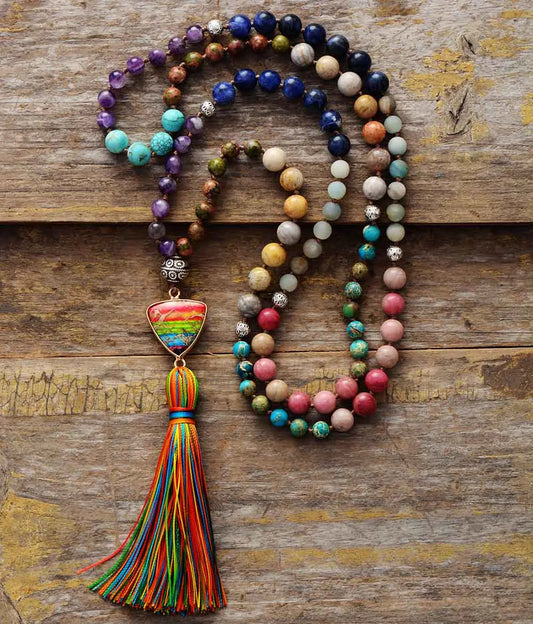 Collar con borlas y dijes triangulares de los 7 chakras