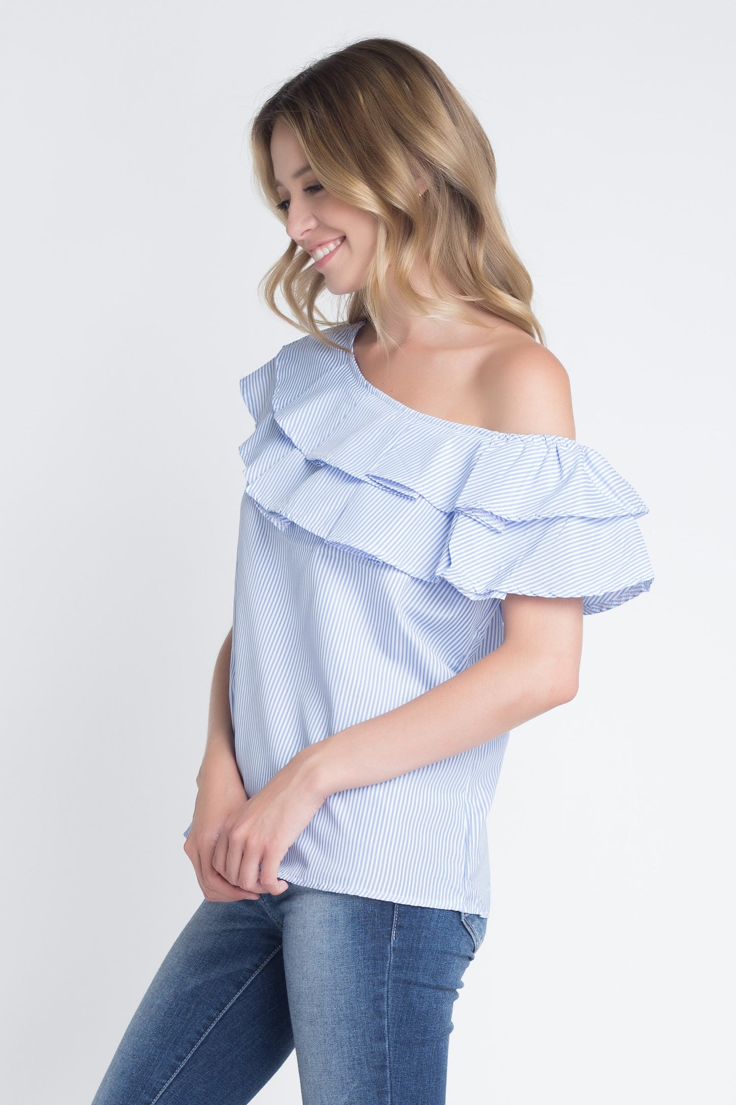 Blusa de rayas con volantes y hombros descubiertos para mujer