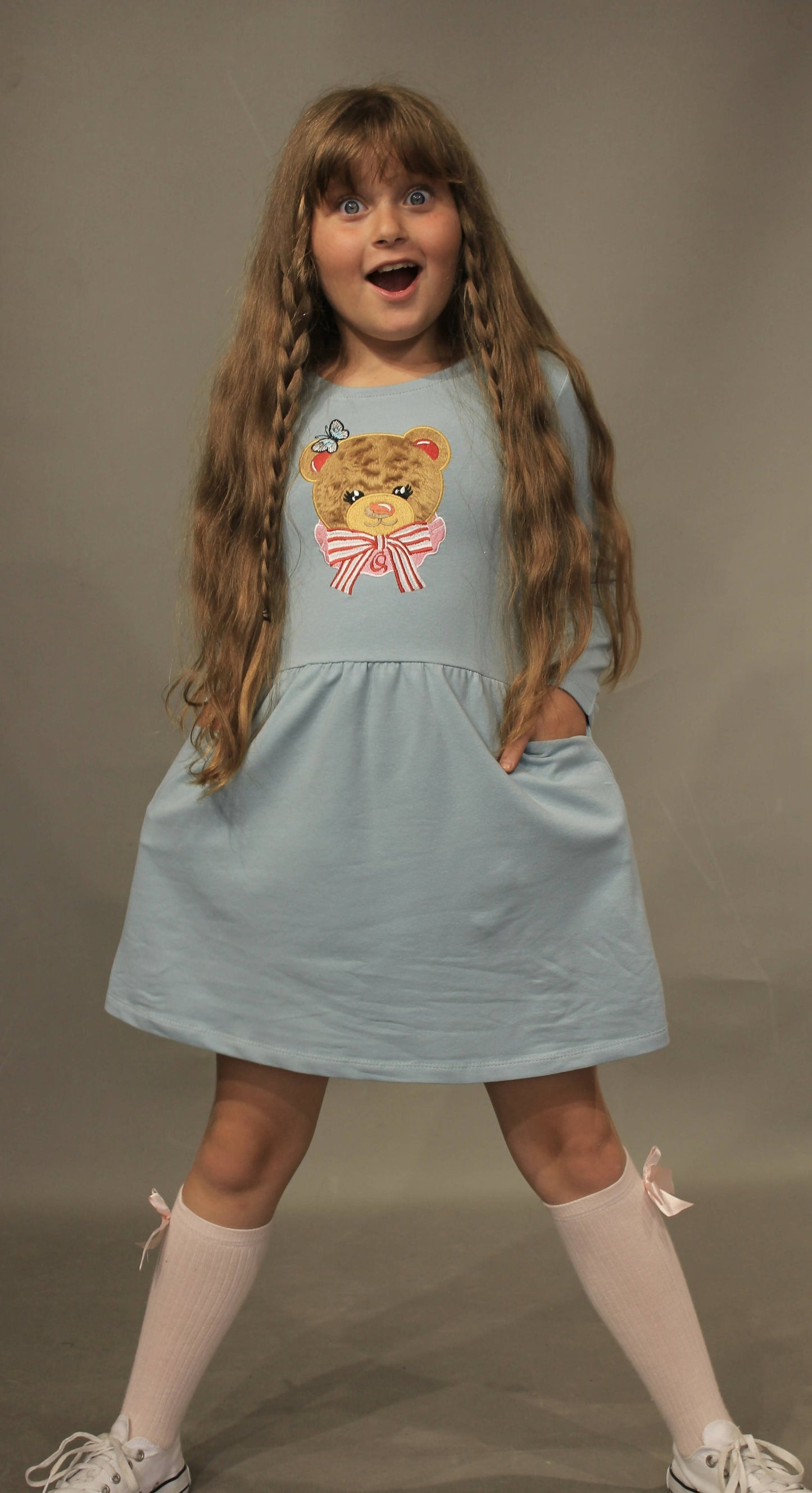 Vestido de niña de manga larga con aplique de oso de piel suave