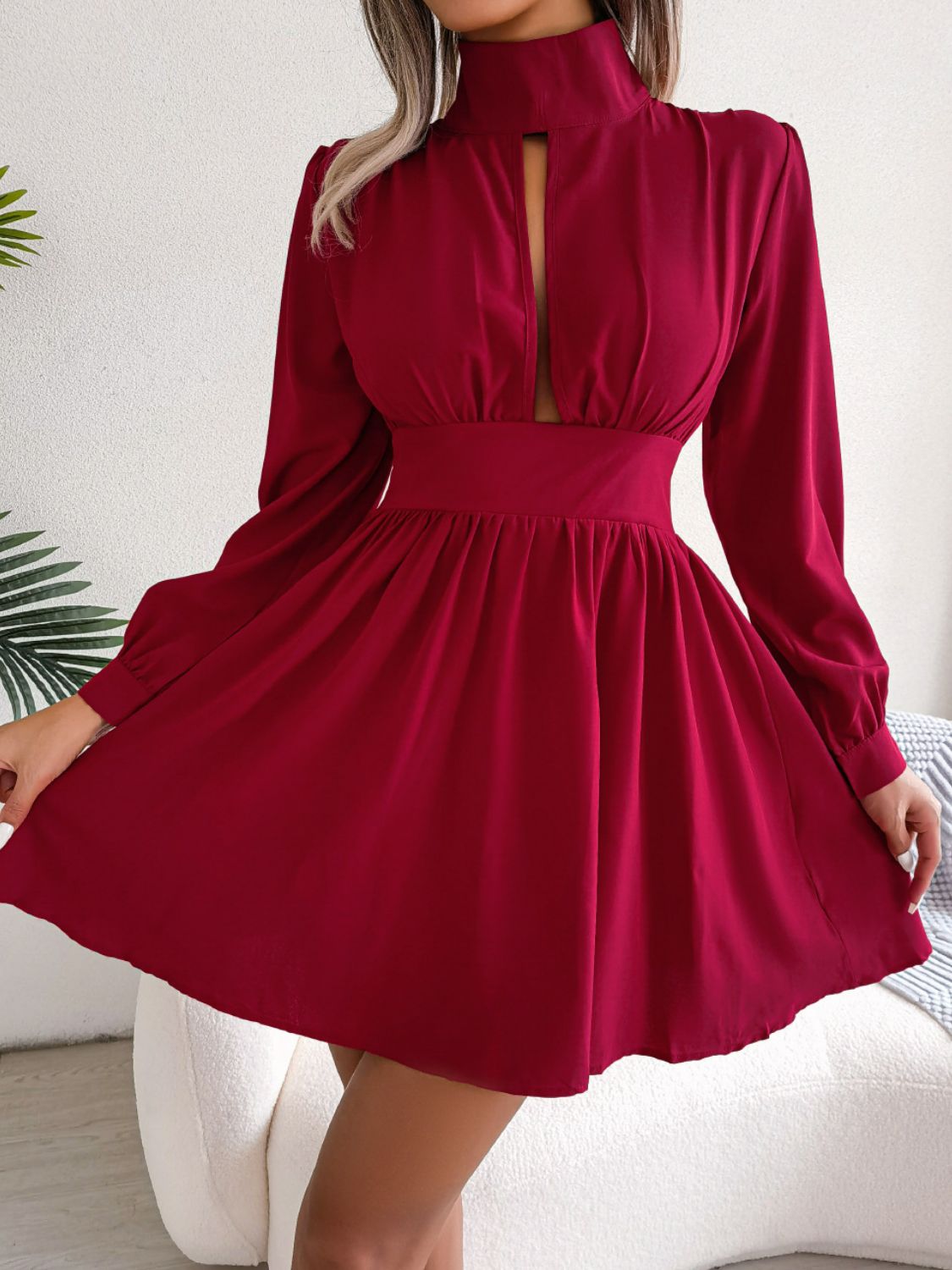 Vestido mini de corte A con cuello alto y aberturas