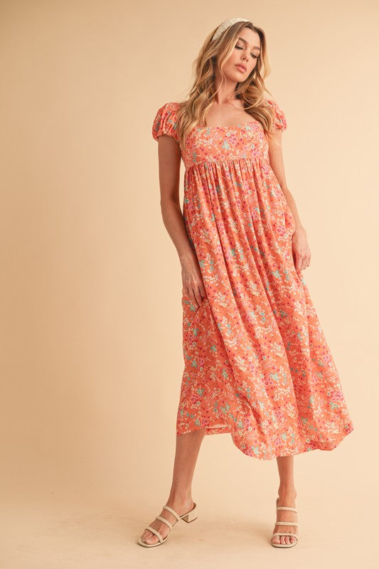 Vestido midi con escote cuadrado, mangas abullonadas y estampado floral con espalda recortada de Aemi + Co